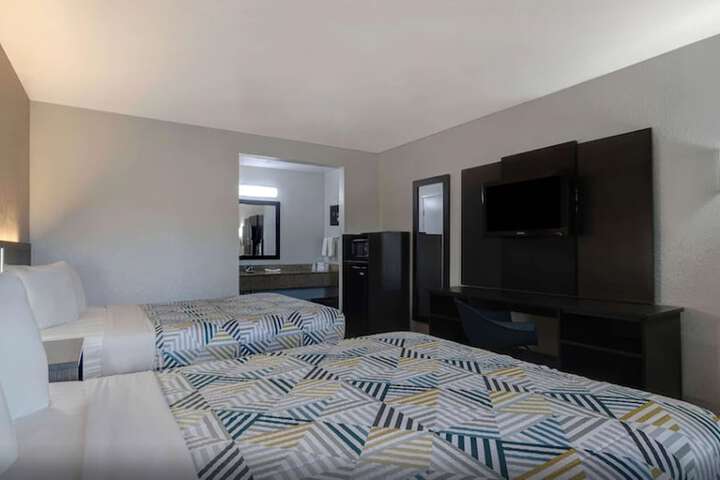 1 Queen Bed (6 of 10)