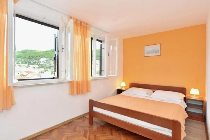 Room 4 of 10