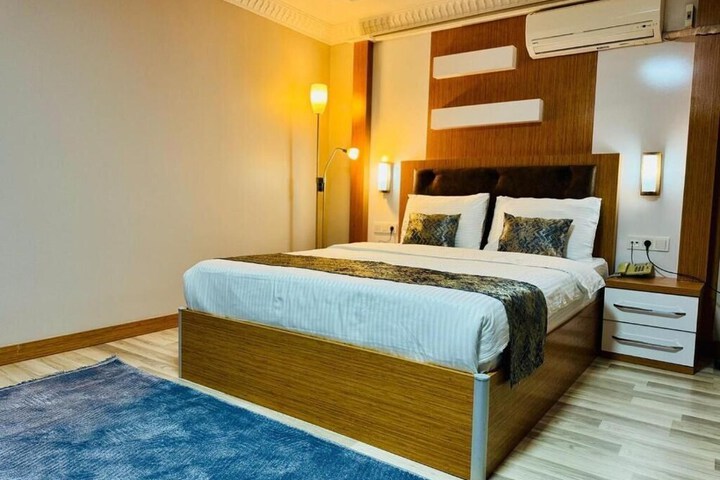 Room 4 of 12