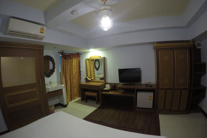 Room 7 of 77