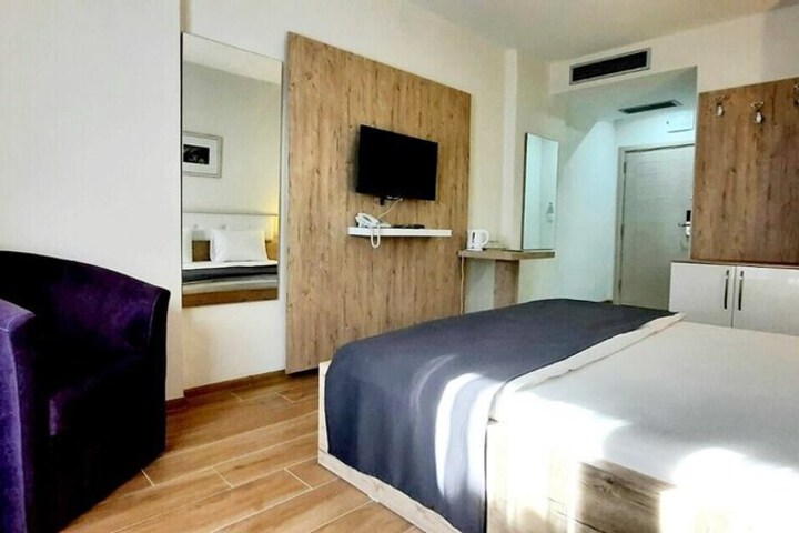 Room 28 of 74