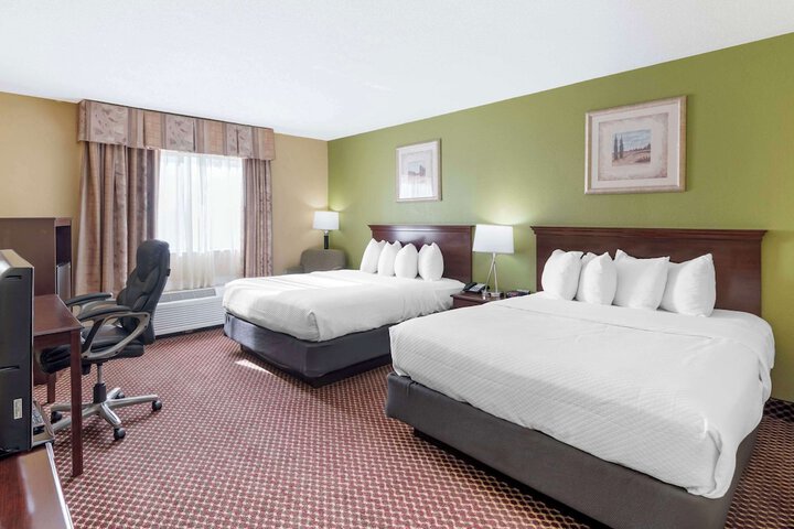 2 Queen Beds (7 of 12)