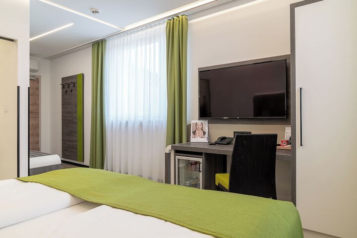 Room 9 of 31