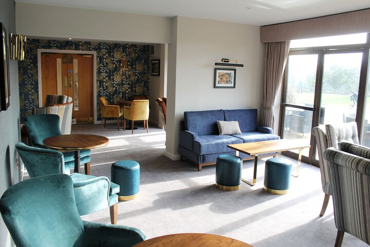 Lounge 54 of 63