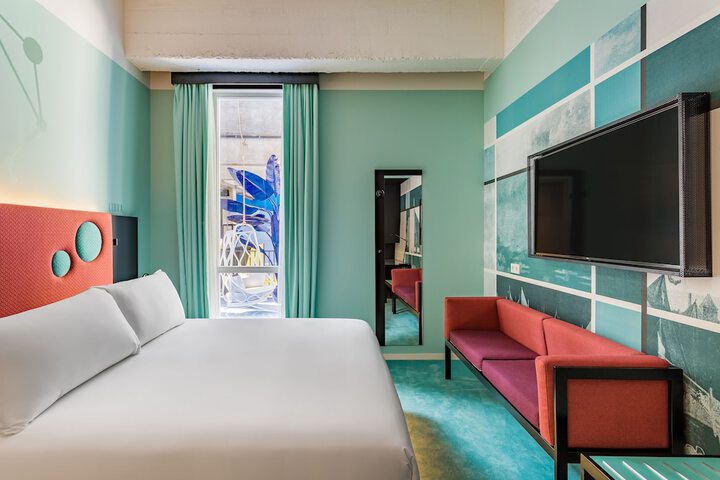 Room 10 of 77