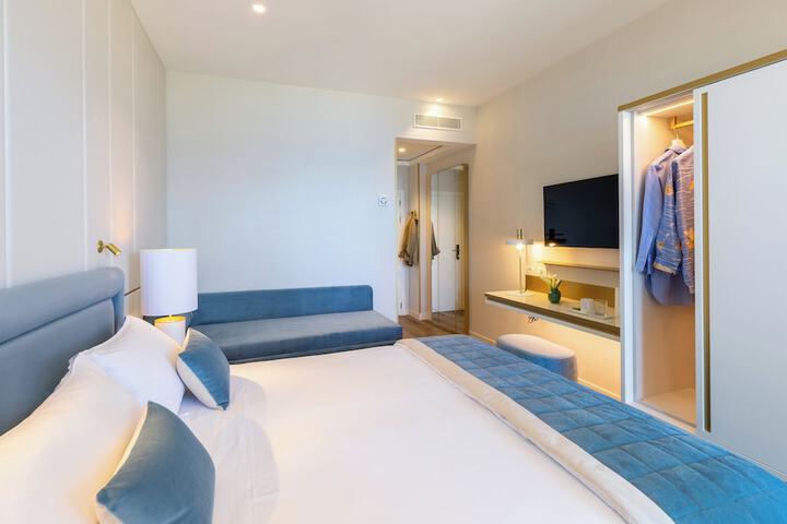 Room 43 of 145