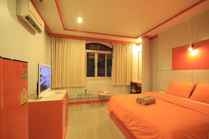 Room 6 of 18