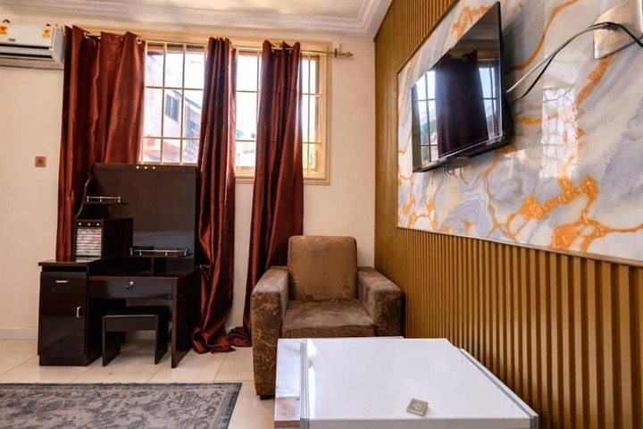 Room 9 of 16
