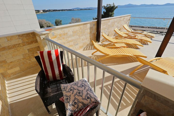 Sundeck 90 of 104