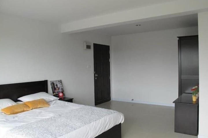 Room 12 of 32