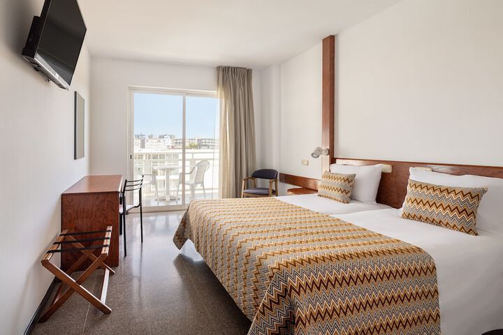 Room 4 of 40