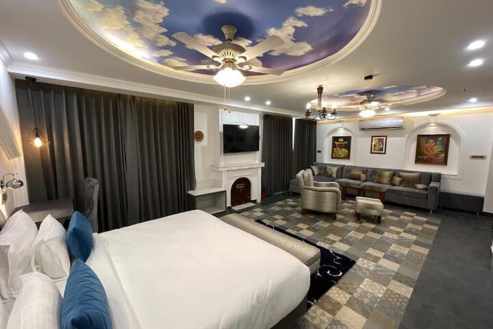 Room 10 of 28
