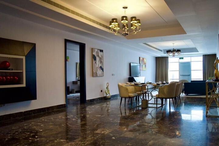 Room 8 of 100