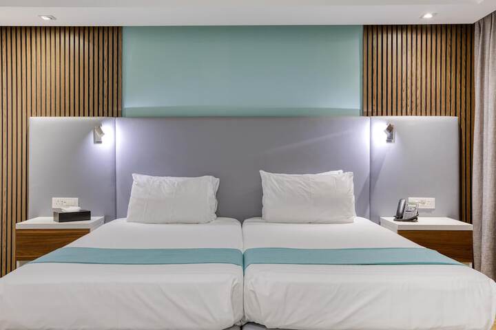Room 28 of 216