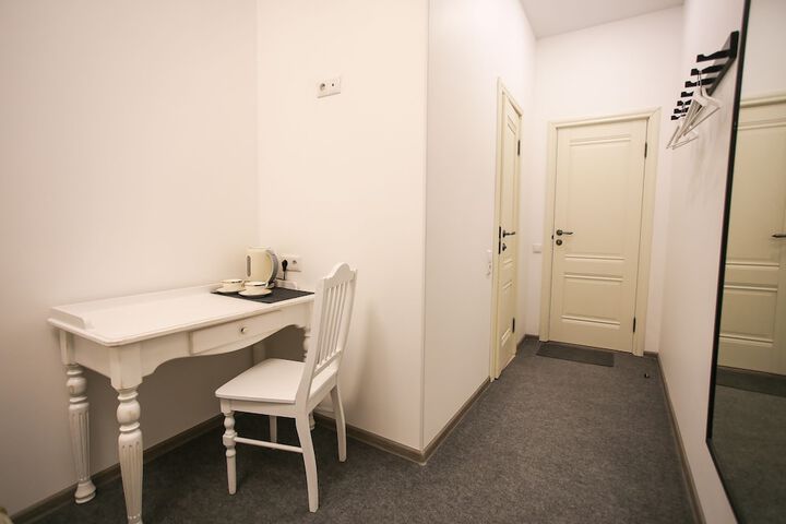 Room 7 of 13