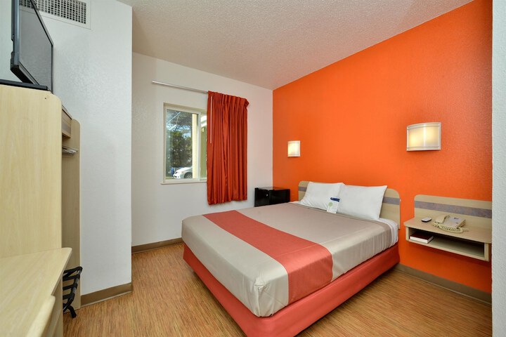 1 Queen Bed (4 of 6)