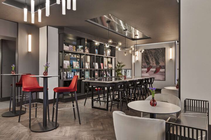 Lounge 62 of 86