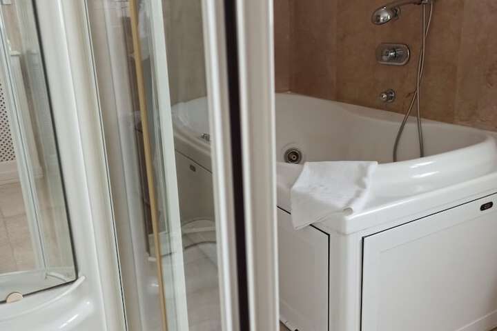 Deep soaking bathtub