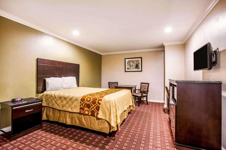 1 Queen Bed (13 of 19)
