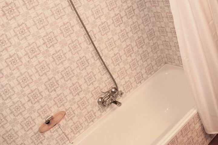 Deep soaking bathtub