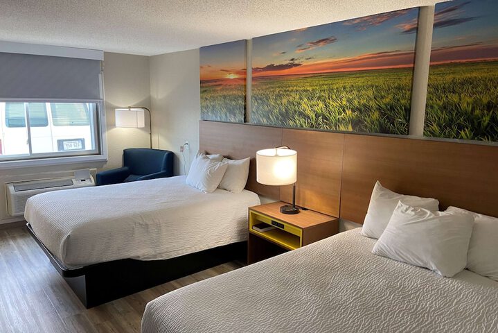 1 Queen Bed (14 of 16)