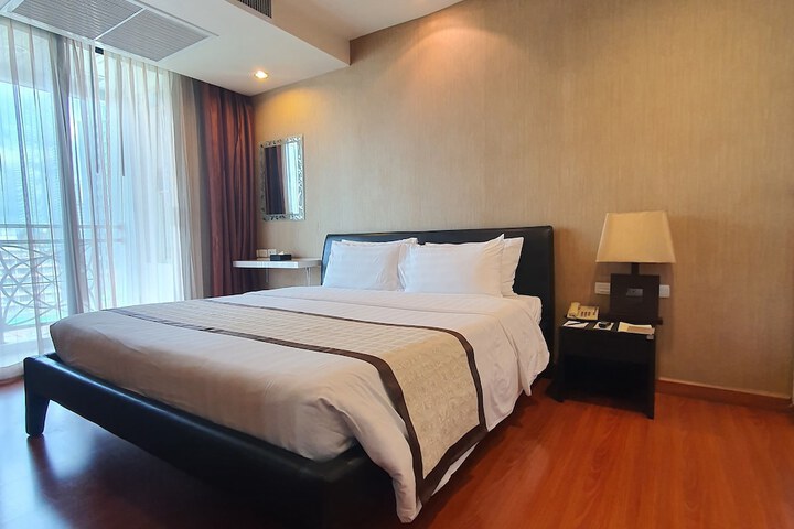 Room 30 of 103