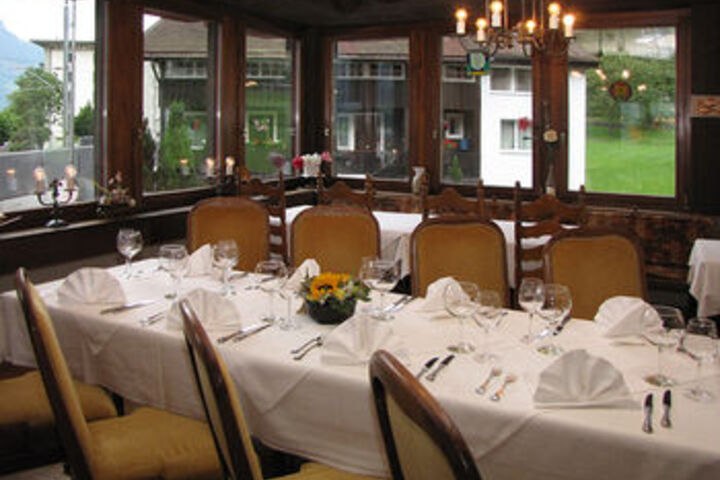 Dining 4 of 11
