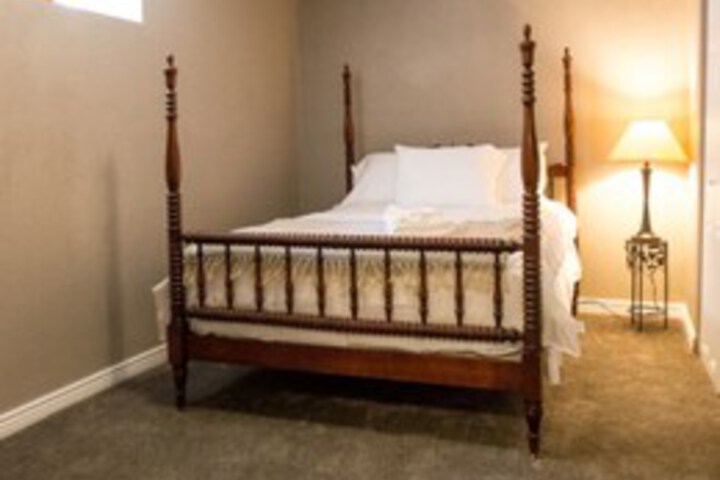 Room 9 of 16