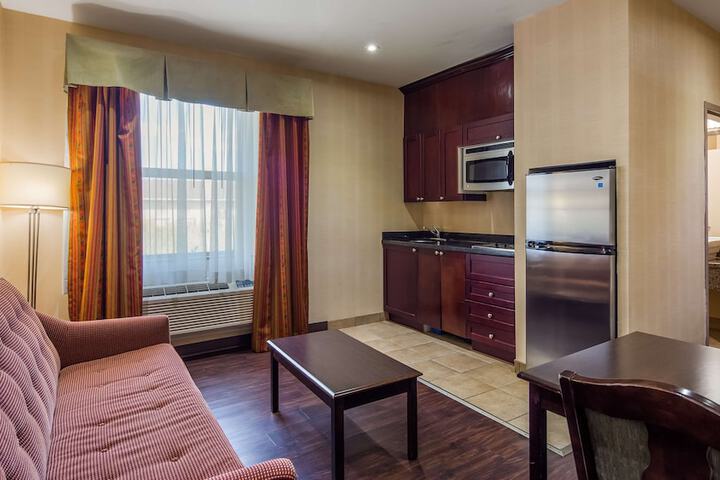 1 King Accessible Comm Assist Roll in Shower Microwave, Refrigerator WiFi Full Breakfast (25 of 25)