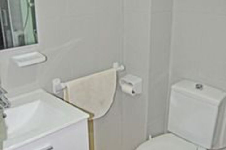 Room 4 of 16