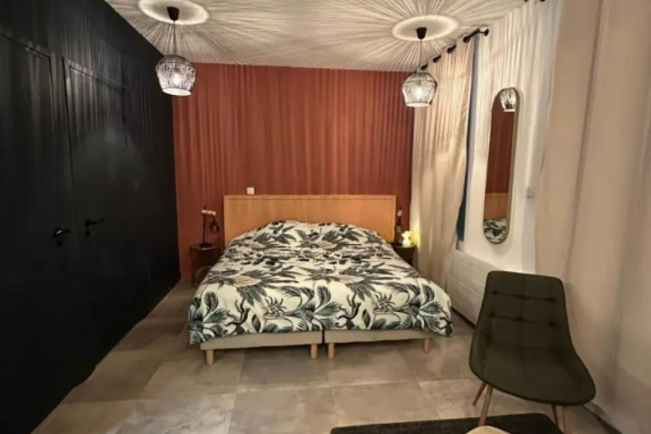 Room 2 of 7