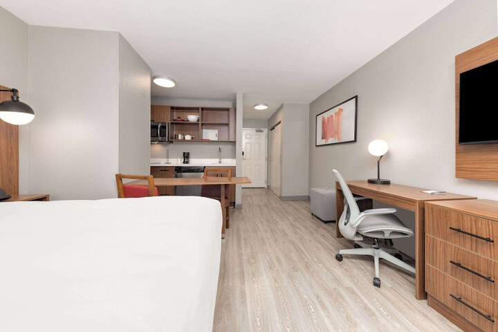 1 Queen Bed Suite Full Kitchen (15 of 15)