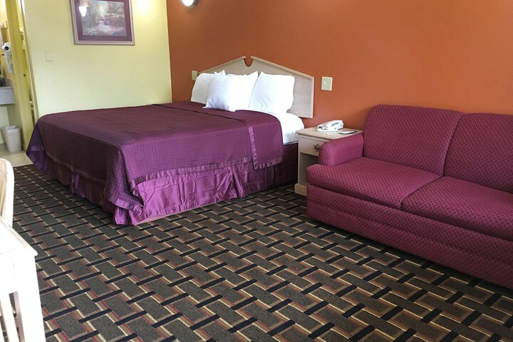1 King Bed - Free WiFi, Microwave, Minifridge Coffeemaker Balcony Hairdryer (5 of 5)