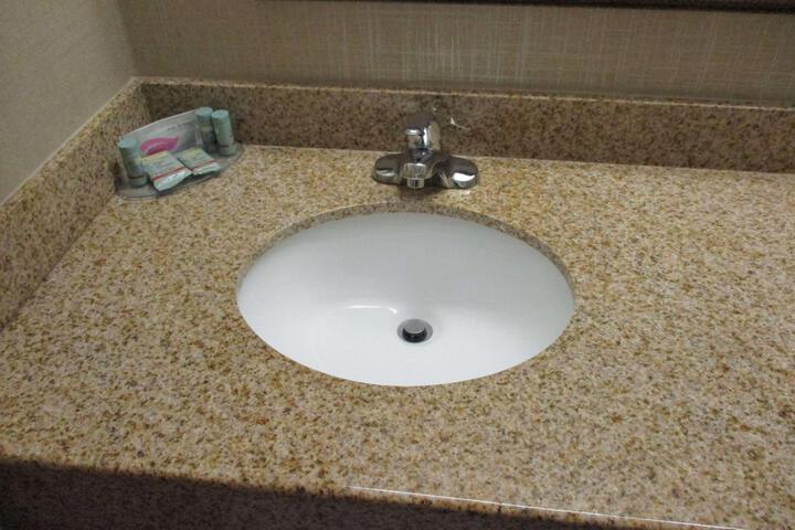 1 King Bed Microwave and Refrigerator 40 Inch Led Television High Speed Internet Accessible Full Breakfast (12 of 17)
