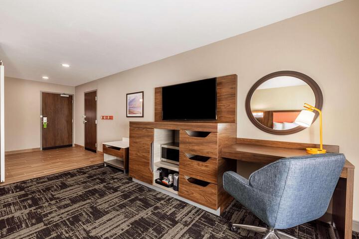 1 King Bed (3 of 18)