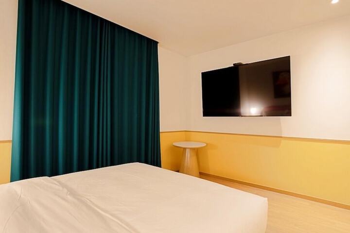 Room 10 of 74