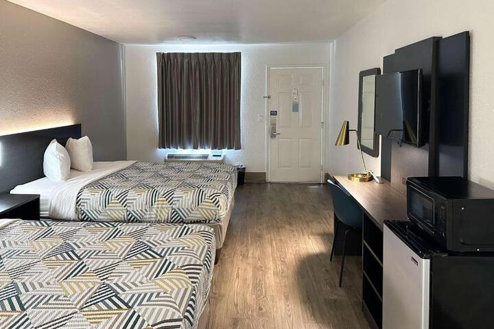 2 Queen Beds (7 of 20)