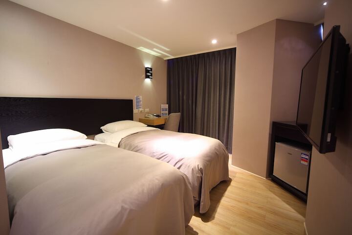 Room 10 of 31