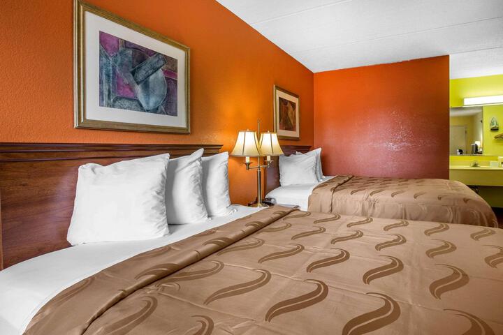 1 Queen Bed (6 of 23)
