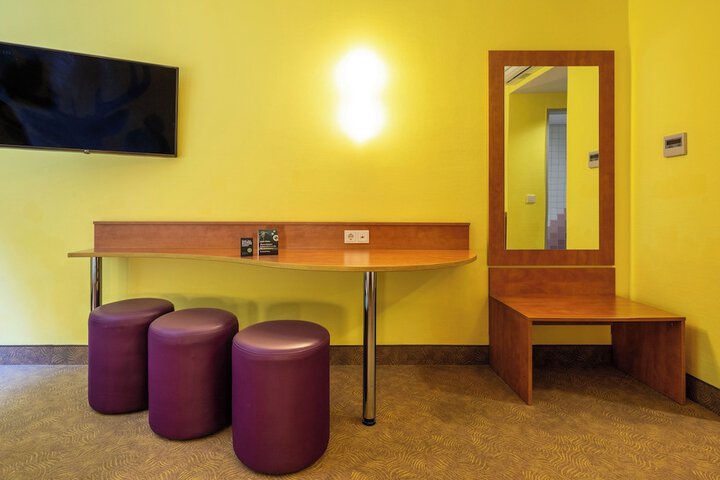 Room 16 of 118