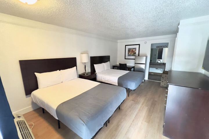 Room 4 of 9