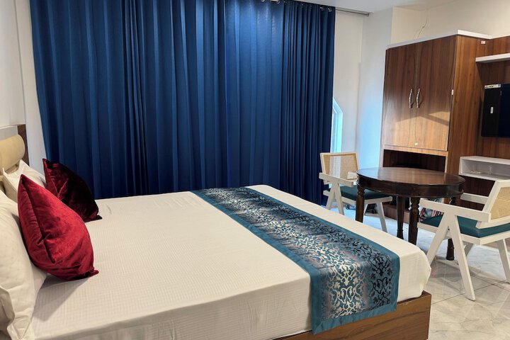 Room 7 of 9
