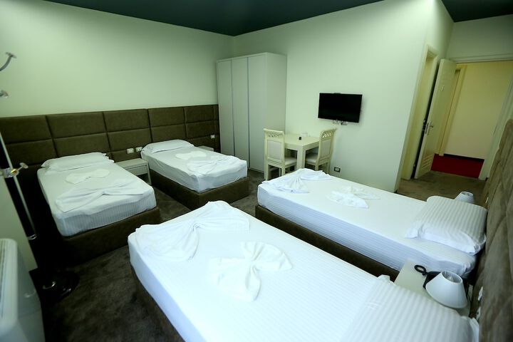 Room 6 of 18