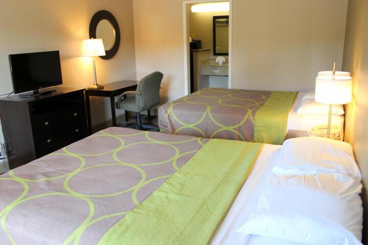 1 Queen Bed Mobility Hearing Impaired Accessible Room (2 of 15)