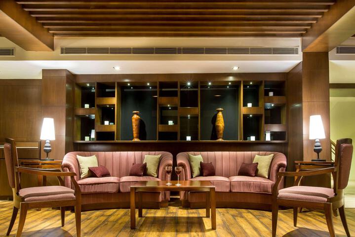 Lounge 15 of 20