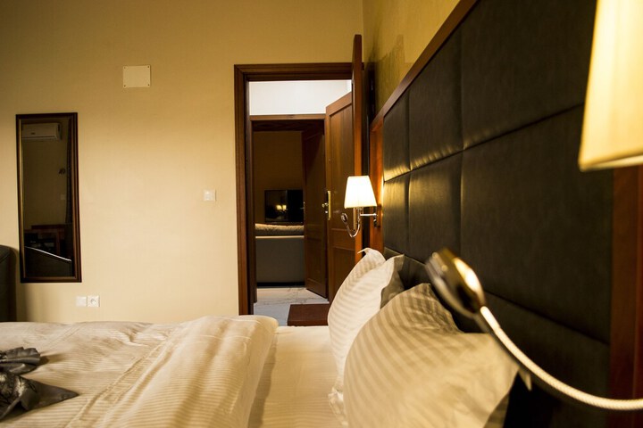 Room 9 of 38