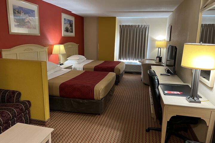 2 Queen Beds (13 of 13)
