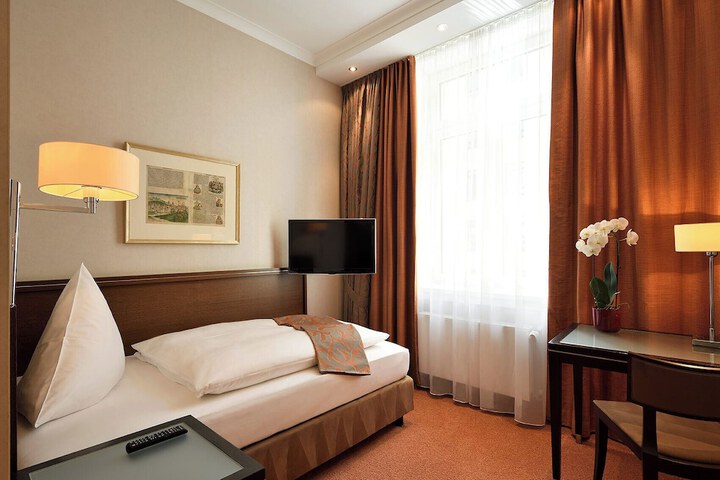 Room 5 of 77