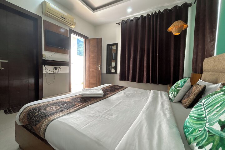 Room 7 of 14