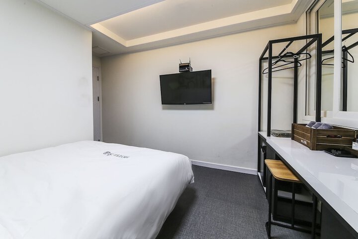 Room 11 of 28